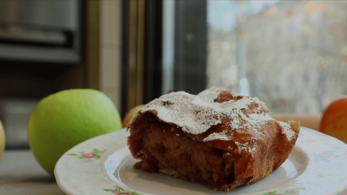 Autriche : à la découverte de l'apfelstrudel, le célèbre gâteau viennois
Comme chaque jour depuis le début de la semaine, le 13 Heures vous fait découvrir les desserts les plus connus de la semaine. Jeudi 23 mars, direction l'Autriche pour mieux connaître les secrets de l'apfelstrudel, un gâteau aux pommes qui était le préféré de Sissi l'Impératrice.