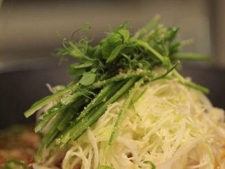 Gastronomie : qu'est-ce que "l'umami", la cinquième saveur originaire du Japon ?
On connaît le salé, le sucré, l'acide ou l'amer, mais il existe une 5e saveur très peu connue : l'umami, découverte au début du XXe siècle par un chercheur japonais. Comment la reconnaît-on ? Dans quels produits et plats se retrouve-t-elle ? Enquête.