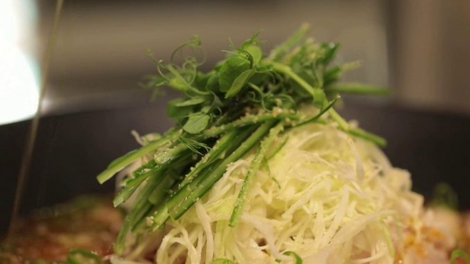 Gastronomie : qu'est-ce que "l'umami", la cinquième saveur originaire du Japon ?
On connaît le salé, le sucré, l'acide ou l'amer, mais il existe une 5e saveur très peu connue : l'umami, découverte au début du XXe siècle par un chercheur japonais. Comment la reconnaît-on ? Dans quels produits et plats se retrouve-t-elle ? Enquête.