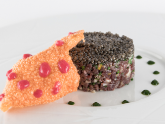 Le tartare de boeuf fumé, caviar de neuvic et huitre de pleine mer