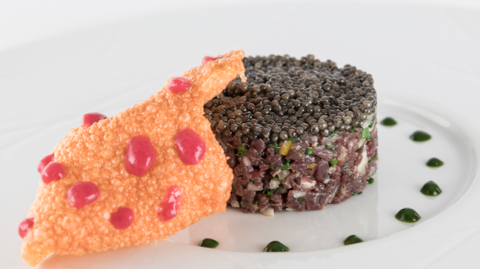 Le tartare de boeuf fumé, caviar de neuvic et huitre de pleine mer
