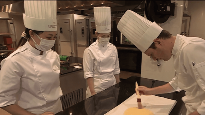 Gastronomie : des écoles de cuisine française délocalisées en Thaïlande
En Thaïlande, les écoles de cuisine française ont la cote en ce moment. Alors, des grands chefs français s'y installent pour y enseigner les secrets de notre gastronomie. Reportage.