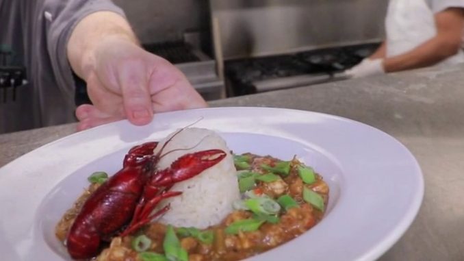 Nouvelle-Orléans : la gastronomie française continue d'influencer la cuisine locale
Mardi 28 février, le JT de 13 Heures poursuit son feuilleton sur La Nouvelle-Orléans. Cette ville, la plus française des États-Unis, brille pour sa gastronomie.
