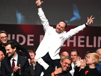 Couillon au sommet, Savoy rétrogradé, Gabsi le magnifique... Ce qu'il faut retenir des nouvelles étoiles du guide Michelin 2023
La Marine sur l'île de Noirmoutier est le seul restaurant à décrocher trois étoiles cette année, alors que deux autres tables triplement étoiles ont été rétrogradées.