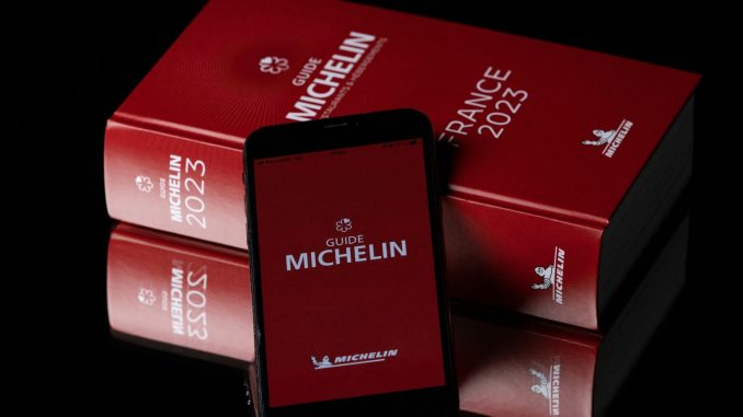 Guide Michelin 2023 : le chef français Alexandre Couillon décroche trois étoiles pour son restaurant La Marine
Le guide rouge dévoile son palmarès depuis Strasbourg, lundi 6 mars.