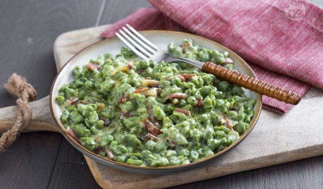Spätzle di spinaci con speck e panna