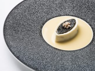 Moelleux choux fleur, caviar vintage et sauce vodka « beluga »