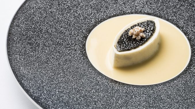 Moelleux choux fleur, caviar vintage et sauce vodka « beluga »