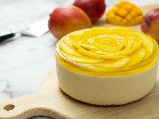 Envie de changer de la bûche ? Cyril Lignac vous propose un biscuit roulé façon charlotte aux fruits