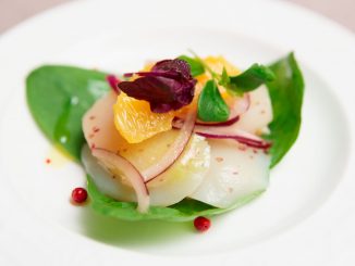 L'astuce de chef pour réussir la découpe parfaite d'un carpaccio de Saint-Jacques