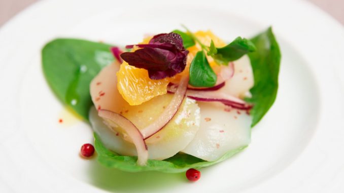 
L'astuce de chef pour réussir la découpe parfaite d'un carpaccio de Saint-Jacques            