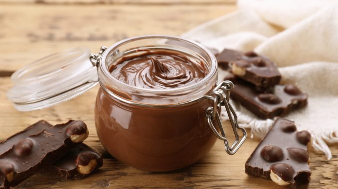 
Pâte à tartiner maison : la recette de Julie Andrieu a un truc en plus qui fait toute la différence            