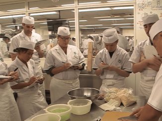 Japon : à la découverte de la prestigieuse Tokyo Sushi Academy
La Tokyo Sushi Academy est la plus prestigieuse école de sushis du Japon. Ici, les étudiants, venus du monde entier, apprennent l’art ancestral du sushi.