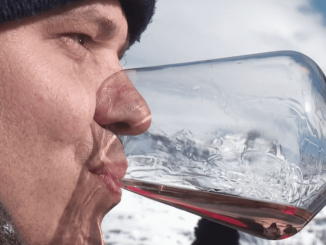 Lac de Tignes : du vin en immersion sous la glace
Un vigneron savoyard a voulu tester l’efficacité du lac de Tignes, à plus de 2 000 mètres d’altitude pour la maturation de son vin. Après deux ans d’immersion à 25 mètres de profondeur, et dans une eau à un petit peu plus de 1 degré, le précieux nectar est sorti des profondeurs.