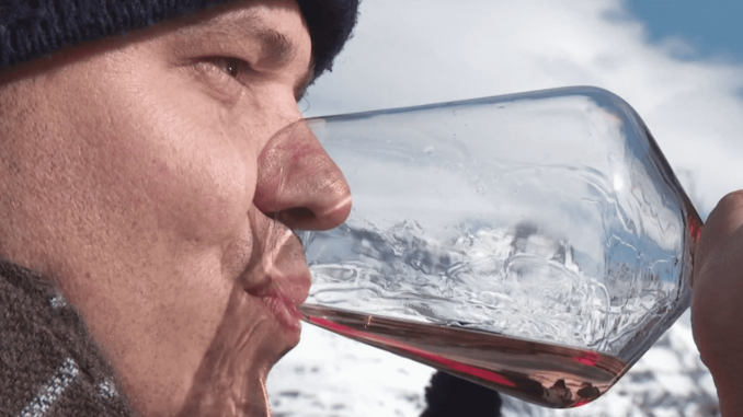 Lac de Tignes : du vin en immersion sous la glace
Un vigneron savoyard a voulu tester l’efficacité du lac de Tignes, à plus de 2 000 mètres d’altitude pour la maturation de son vin. Après deux ans d’immersion à 25 mètres de profondeur, et dans une eau à un petit peu plus de 1 degré, le précieux nectar est sorti des profondeurs.