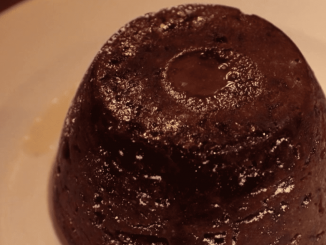 Royaume-Uni : le Christmas pudding, un incontournable des fêtes de fin d'année
Au Royaume-Uni, le Christmas pudding est une institution. Ce gâteau dense aux fruits secs imbibé d'alcool se prépare un mois avant les fêtes, en famille.