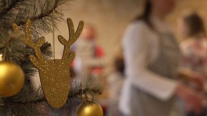 Fêtes de fin d’année : les bonnes recettes de la cuisine en famille
En cette période de fêtes et de vacances, des ateliers de cuisine parents-enfants font le plein. Des secrets et des astuces sont partagés avec le chef, mais avant tout du rire et de la complicité.