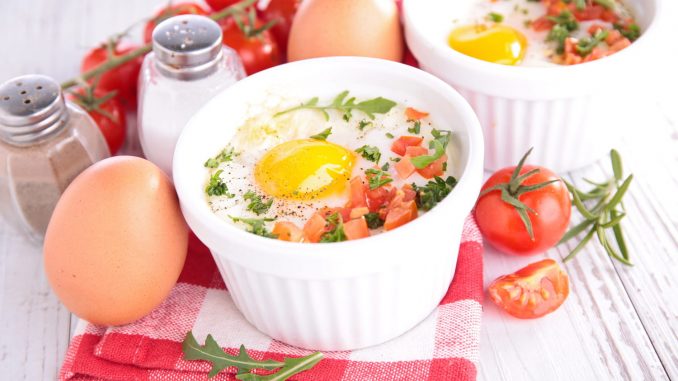 Pour une cuisson parfaite des œufs cocotte, essayez cette astuce – le jaune restera coulant