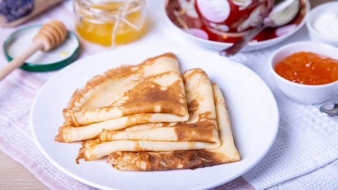 
L'astuce de Cyril Lignac pour alléger la pâte à crêpes : simple et efficace            