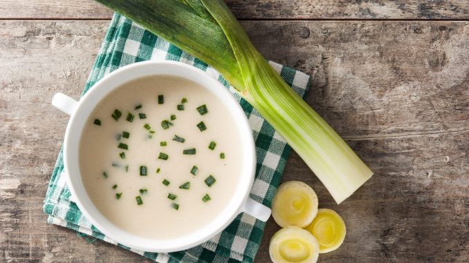 Le secret de Cyril Lignac pour sublimer le velouté de poireaux - il rend ce légume détox hyper gourmand