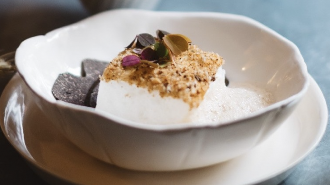 Ile flottante d’oignons doux/confit de citron et nuts de Pierre Augé