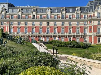 Biarritz : pas de bizutage, "une simple blague entre amis", affirme le jeune commis de l'Hôtel du Palais
Un jeune demi-chef de partie de l'Hôtel du Palais à Biarritz est au cœur d'une affaire de bizutage présumé. Vendredi, il dément avoir été victime de quoi que ce soit.