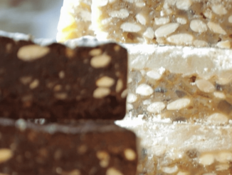 Italie : le panforte, une spécialité de Noël née à Sienne
Le panforte est une spécialité de Noël traditionnelle né à Sienne, en Italie. Le dessert toscan est à mi-chemin entre le gâteau et le nougat. Les premières traces de cette douceur remontent à 1206.