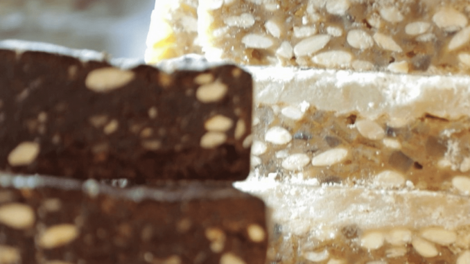 Italie : le panforte, une spécialité de Noël née à Sienne
Le panforte est une spécialité de Noël traditionnelle né à Sienne, en Italie. Le dessert toscan est à mi-chemin entre le gâteau et le nougat. Les premières traces de cette douceur remontent à 1206.