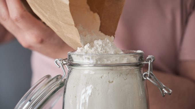 Voici ce que vous devriez toujours glisser dans vos pots de farine pour mieux la conserver