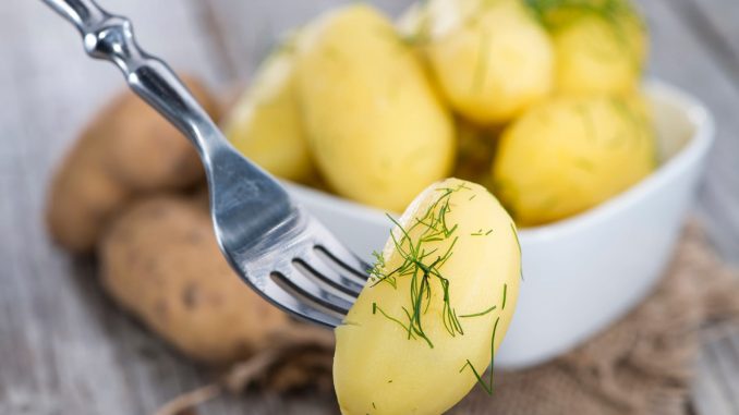 Cette astuce révolutionnaire vous permettra de cuire vos pommes de terre en moins de 5 minutes
