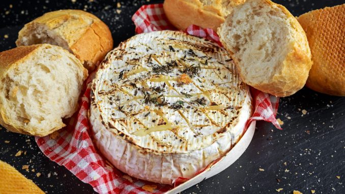 
L'irrésistible brie au four de Diego Alary, la bonne idée pour un apéritif (très) gourmand            