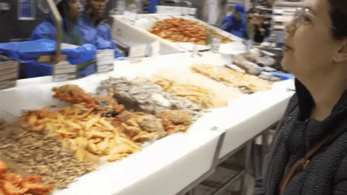 Noël et fêtes de fin d'année : dernière ligne droite dans les hypermarchés
La journée de Noël a été intense pour les hypermarchés. Immersion dans un commerce en région parisienne.