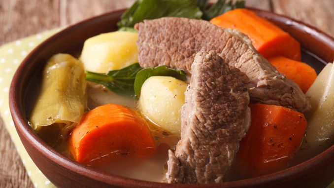 
La recette facile et détaillée du pot-au-feu traditionnel - bouillon parfumé, viande moelleuse et légumes fondants            
