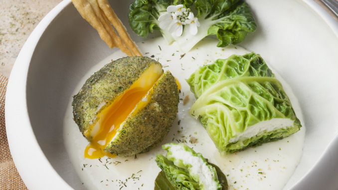 Les Œufs mollets en croûte d’herbes entre terre et mer