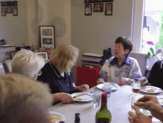 Solidarité : les habitants de Schirrhein mettent au point un livre de recettes alsaciennes pour les jeunes générations
Comme chaque jeudi, la chroniqueuse Valérie Heurtel rapporte les bonnes idées et initiatives des Français. Pour garder une trace écrite de toutes les recettes de famille et les transmettre aux jeunes générations, les habitants du village de Schirrhein, dans le Bas-Rhin, se sont réunis et ont tout écrit dans un livre.