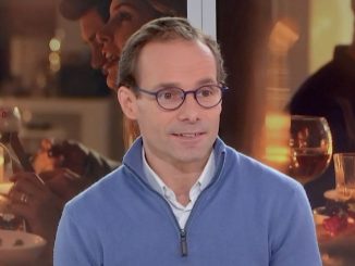 Noël et fêtes de fin d’année : comment rendre la fête "aussi folle" sans alcool, se demande Sébastien Thomas, co-fondateur d’une société de vin sans alcool
À l’approche des fêtes, de plus en plus de Français essaient de composer des repas sains pour les réunions de famille. Invités du 12/13 info, Sébastien Thomas et Tara Pidoux produisent des vins sans alcool et des pâtisseries sans sucre.