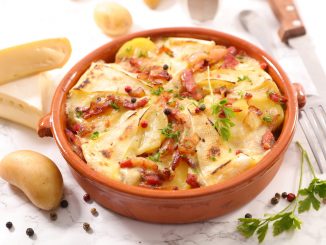 Une tartiflette pour se réchauffer ? Voici le secret de cuisson pour des pommes de terre fondantes et du reblochon croustillant