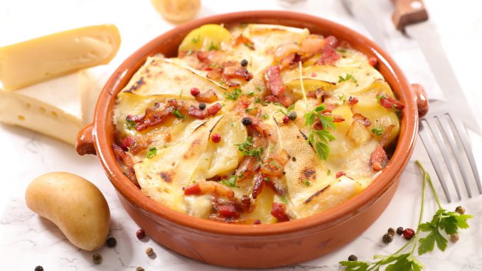 Une tartiflette pour se réchauffer ? Voici le secret de cuisson pour des pommes de terre fondantes et du reblochon croustillant