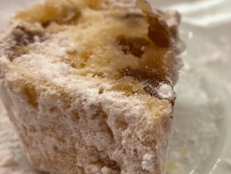 Noël et fêtes de fin d’année : le Stollen, le roi des marchés allemands
Direction l’Allemagne, à la découverte de son célèbre Stollen. Une brioche aux raisins secs et aux amandes, dont la recette se décline en fonction des goûts et des envies. Sur les marchés de Noël, ils se vendent comme des petits pains.