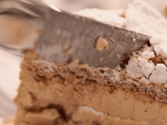 Gastronomie : à la découverte du “carolo”, spécialité ardennaise
Le 13 Heures en France vous fait découvrir le “carolo”, une spécialité des Ardennes. Elle a été portée en 1962 par le chef pâtissier Michel Delattre, pour rendre hommage aux habitants de la ville de Charleville-Mézières.