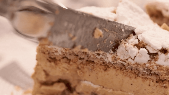 Gastronomie : à la découverte du “carolo”, spécialité ardennaise
Le 13 Heures en France vous fait découvrir le “carolo”, une spécialité des Ardennes. Elle a été portée en 1962 par le chef pâtissier Michel Delattre, pour rendre hommage aux habitants de la ville de Charleville-Mézières.