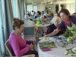Gastronomie : un chef étoilé cuisine à l'EHPAD
Le chef triplement étoilé Régis Marcon s'est invité dans les cuisines d'un EHPAD en Gironde. Un menu haut de gammes pour ravir les papilles des plus anciens.