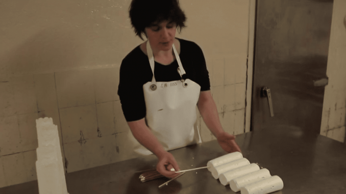 Indre-et-Loire : le succès du fromage de chèvre Sainte-Maure-de-Touraine AOP
En 2023, plus de 2 000 tonnes de fromage de chèvre Sainte-Maure-de-Touraine AOP (appellation d'origine protégée) ont été écoulées. Un label qui permet une meilleure rémunération des producteurs en Indre-et-Loire, et qui séduit les consommateurs.