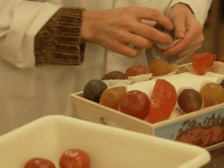 Provence : à Apt, le fruit confit est toujours aussi populaire
Pour sa dernière étape de la semaine en Provence, vendredi 26 janvier, le 13 Heures vous emmène à Apt (Vaucluse), capitale mondiale du fruit confit depuis sept siècles. Même si la production s’est industrialisée, il reste encore quelques confiseries artisanales.