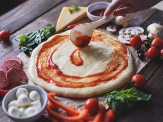 Pizza maison : un soupçon de cet ingrédient du placard suffit pour bien faire lever la pâte