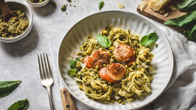 Tagliatelles au pesto de pistache citron et noix de coquilles Saint-Jacques