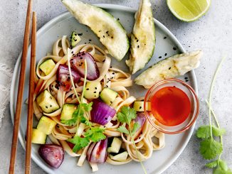 Nouilles au piment doux avec tempura d’avocat