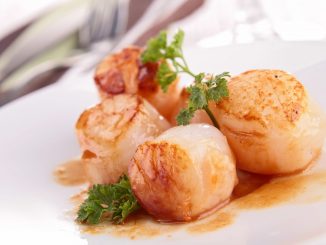 Ce chef étoilé a une technique bluffante pour cuire les Saint-Jacques : résultat croustillant et moelleux garanti