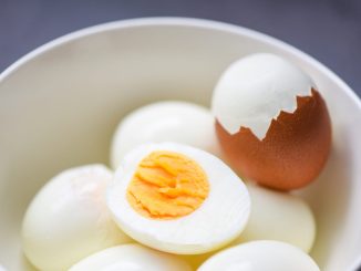 Cet ingrédient permet d'écaler les œufs durs plus facilement - c'est un basique de votre placard