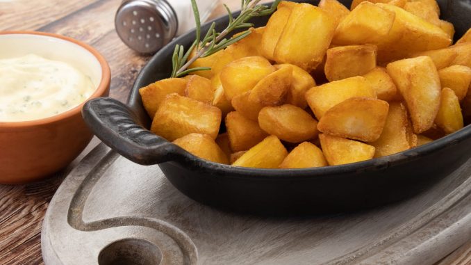 **Astuce infaillible pour des pommes de terre au four incroyablement Le geste qui garantit des pommes de terre au four ultra-croustillantes